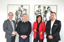 Christian Gottschalk und Christian Büttner von der WBG Einheit sowie Marion Walsmann und Frank Stübling vom ASB (von links) unterzeichneten den Kooperationsvertrag